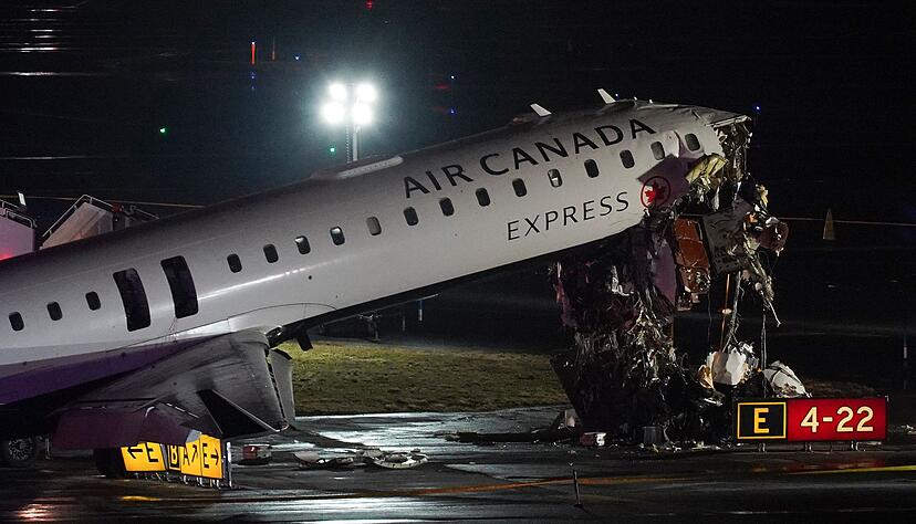 Die Maschine wurde schwer beschädigt. Die Maschine wurde schwer beschädigt.