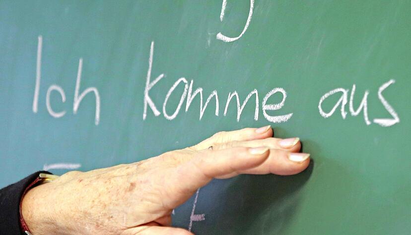 Die deutsche Sprache zu lernen: Das ist das A und O, um sich als Flüchtling im Hohenlohekreis zurechtzufinden. Darüber sind sich viele ehrenamtliche Helfer einig und wollen in diesem Bereich ansetzen.
Foto: dpa Die deutsche Sprache zu lernen: Das ist das A und O, um sich als Flüchtling im Hohenlohekreis zurechtzufinden. Darüber sind sich viele ehrenamtliche Helfer einig und wollen in diesem Bereich ansetzen.
Foto: dpa