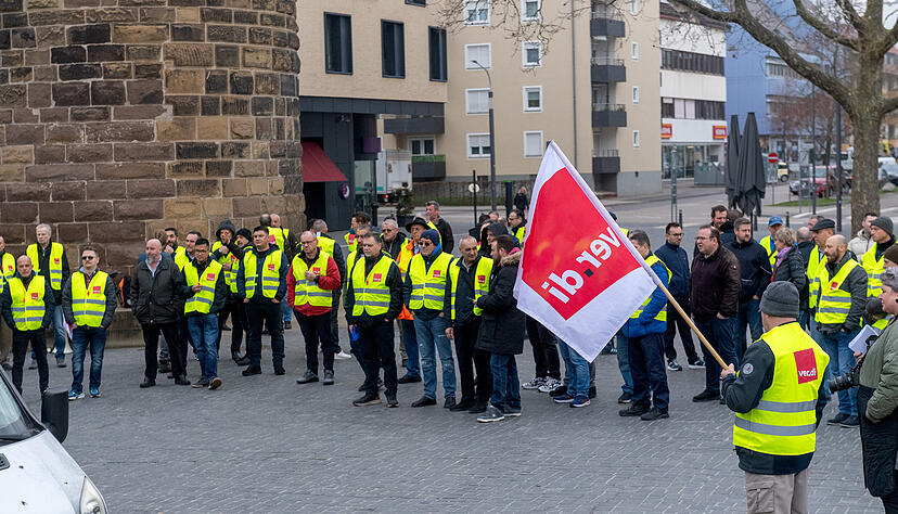Zirka 100 Mitarbeiter der Stadtwerke Heilbronn versammelten sich am Freitagmorgen am Bollwerksturm zu einer Kundgebung. Zirka 100 Mitarbeiter der Stadtwerke Heilbronn versammelten sich am Freitagmorgen am Bollwerksturm zu einer Kundgebung.