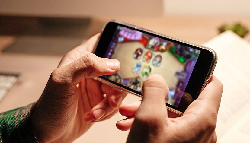 Immer greifbar und immer Aktion. Spiele auf dem Mobiltelefon sind besonders bei jungen Menschen beliebt. Doch bei manchen Spielen muss man bezahlen, um erfolgreich zu sein. Das kann teuer werden.
Foto: Drobot Dean/stock.adobe.com