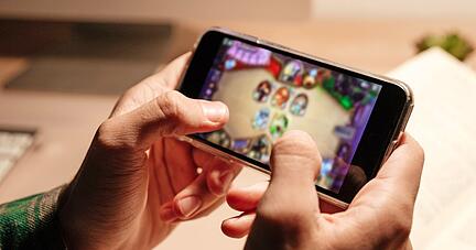 Immer greifbar und immer Aktion. Spiele auf dem Mobiltelefon sind besonders bei jungen Menschen beliebt. Doch bei manchen Spielen muss man bezahlen, um erfolgreich zu sein. Das kann teuer werden.
Foto: Drobot Dean/stock.adobe.com