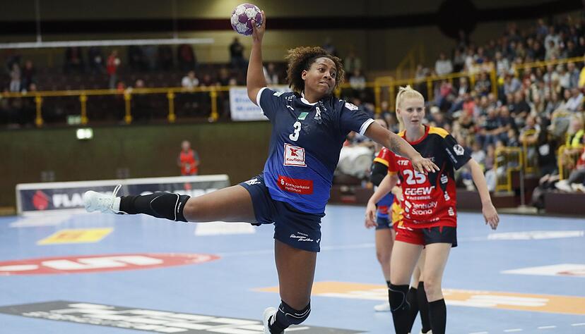 Kreisläuferin Sharon Nooitmeer (am Ball) wird dien Sport-Union Neckarsulm im Sommer nach drei Jahren verlassen. Kreisläuferin Sharon Nooitmeer (am Ball) wird dien Sport-Union Neckarsulm im Sommer nach drei Jahren verlassen.