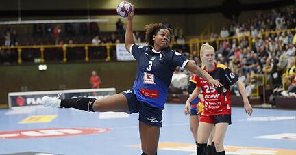 Handball Bundesliga Frauen (HBF) 2023/2024, HSG Bensheim/Auerbach vs. Sport-Union Neckarsulm, Sharon Nooitmeer (am Ball) und Kim Naidzinavicius (Hintergrund, rechts)