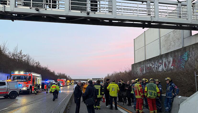 Das Feuer im Engelbergtunnel hat insgesamt rund 400 Einsatzkr&auml;fte besch&auml;ftigt.