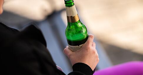 Dass die Dunkelziffer der Alkoholabhängigen hoch ist, davon gehen Suchtberatungen aus. Foto: Silas Stein/dpa +++ dpa-Bildfunk +++