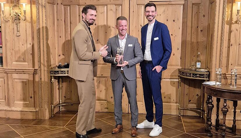 Bad Wimpfens Bürgermeister Andreas Zaffran (Mitte) nimmt die Preisstele für den Titel "Schönste Altstadt Deutschlands" entgegen.