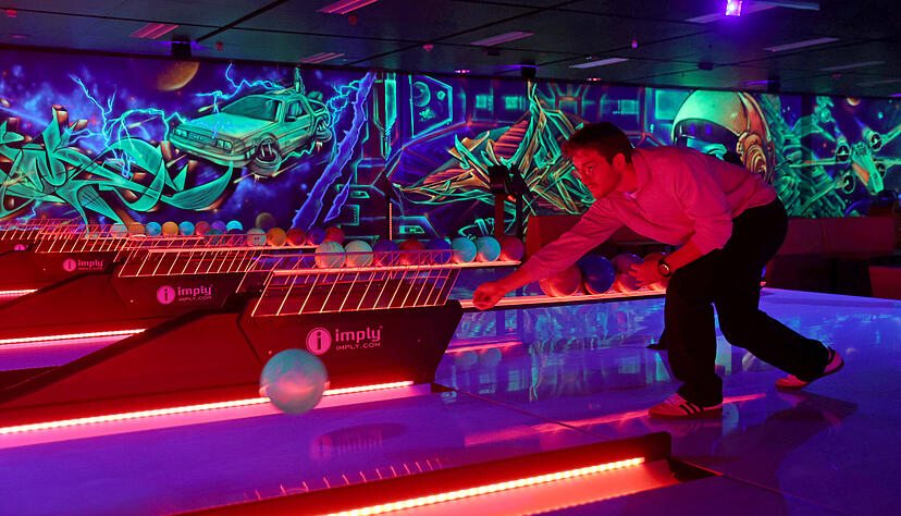 In der Actionzone im Wollhaus sind auf rund 3.500 Quadratmetern unter anderem zehn Bowlingbahnen, eine Schwarzlicht-Minigolf-Anlage und Lasertag geboten.