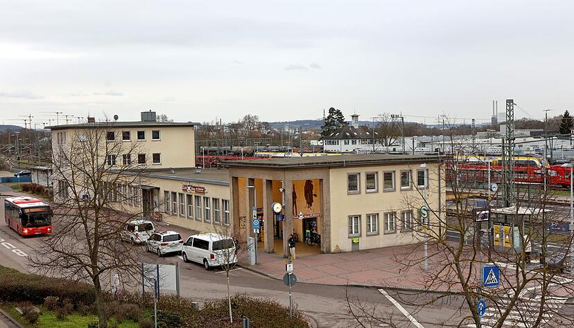 Die n&auml;chsten Monate entscheiden, wie sich der Hauptbahnhof Bad Friedrichshall weiterentwickelt. Der Zustand des Geb&auml;udes st&ouml;rt viele Kommunalpolitiker.
Foto: Ralf Seidel