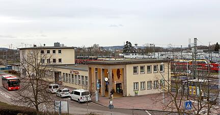 Die nächsten Monate entscheiden, wie sich der Hauptbahnhof Bad Friedrichshall weiterentwickelt. Der Zustand des Gebäudes stört viele Kommunalpolitiker.
Foto: Ralf Seidel