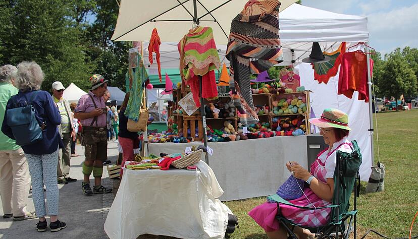Der Kunsthandwerkermarkt am Parkfestsonntag findet in diesem Jahr zum vierten Mal statt. 27 Aussteller haben sich angemeldet. Der Kunsthandwerkermarkt am Parkfestsonntag findet in diesem Jahr zum vierten Mal statt. 27 Aussteller haben sich angemeldet.