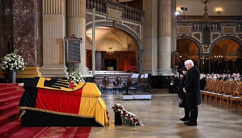 Die Staatsspitze, Freunde und Wegbegleiter nehmen Abschied von Altbundespr&auml;sident K&ouml;hler.