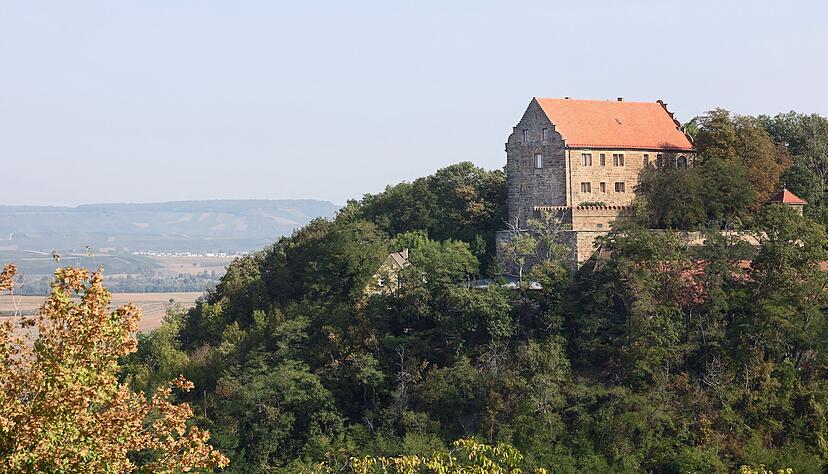 Eines der Wahrzeichen des Ortes: Schloss Magenheim, eine der letzten authentischen staufischen Burganlagen in Süddeutschland und in Privatbesitz. Eines der Wahrzeichen des Ortes: Schloss Magenheim, eine der letzten authentischen staufischen Burganlagen in Süddeutschland und in Privatbesitz.