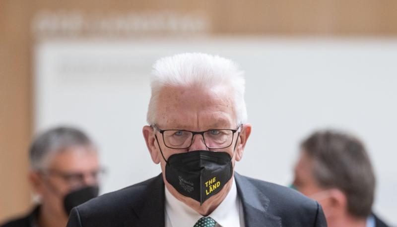 Winfried Kretschmann, Ministerpräsident von Baden-Württemberg, kommt zur Regierungs-Pressekonferenz. Foto: dpa Winfried Kretschmann, Ministerpräsident von Baden-Württemberg, kommt zur Regierungs-Pressekonferenz. Foto: dpa