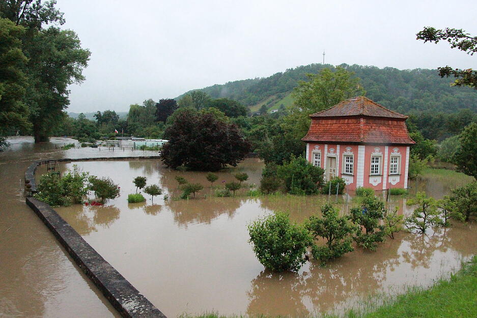 Das historische Teehaus in Forchtenberg steht am 1. Juni 2024 zusammen mit den Kleing&auml;rten drumherum unter Wasser. Nach dem Dauerregen macht sich im Raum Heilbronn und Hohenlohe Hochwasser breit.