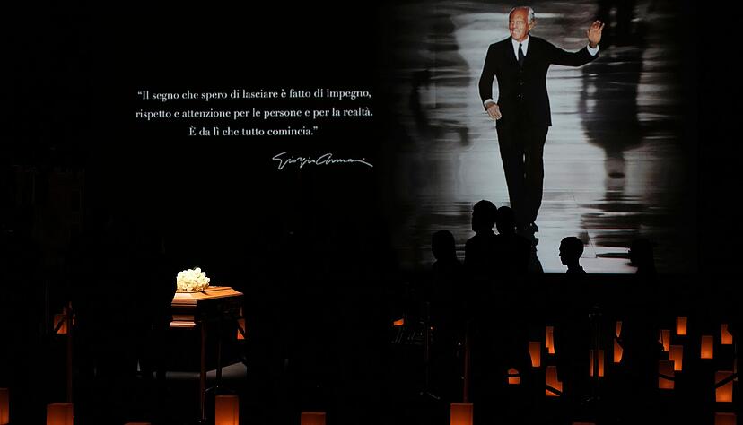 Der Sarg steht in dem Saal, in dem Giorgio Armani früher seine Modeschauen abnahm. Der Sarg steht in dem Saal, in dem Giorgio Armani früher seine Modeschauen abnahm.