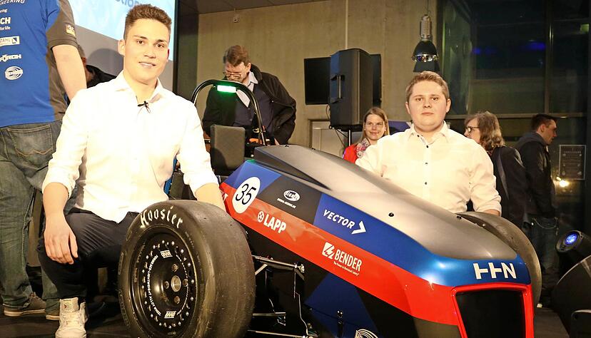 Die Studenten Tobias Masur (links) und Daniel Kaluza pr&auml;sentieren an der Reinhold-W&uuml;rth-Hochschule ihr elektrisch angetriebenes Rennauto namens Elly.
Foto: Sarah Arweiler