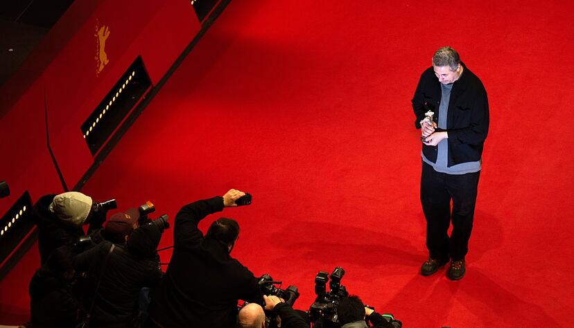 Radu Jude pr&auml;sentiert seinen B&auml;ren.