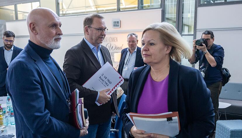 Tagelang wurde in Potsdam für die mehr als 2,5 Millionen Beschäftigte im öffentlichen Dienst verhandelt. Tagelang wurde in Potsdam für die mehr als 2,5 Millionen Beschäftigte im öffentlichen Dienst verhandelt.