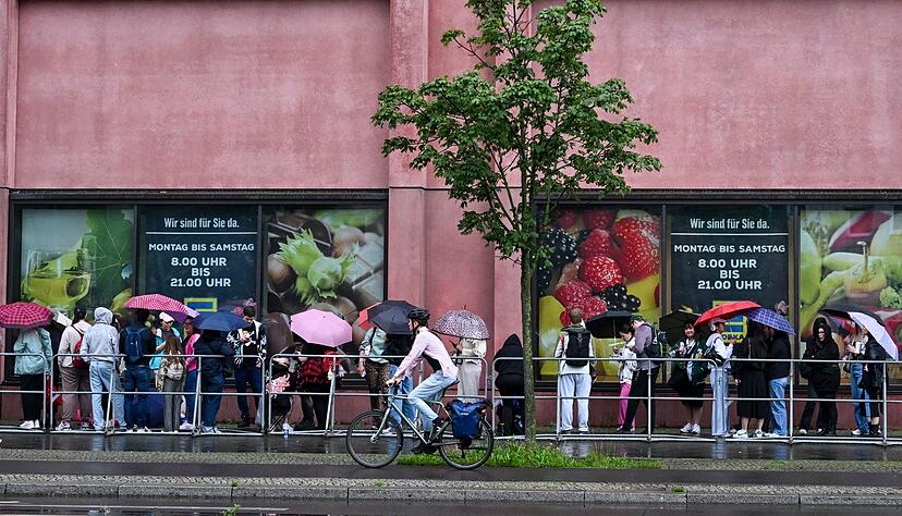 Schon Stunden vor der Er&ouml;ffnung harrten Fans vor dem Einkaufszentrum in Berlin aus.