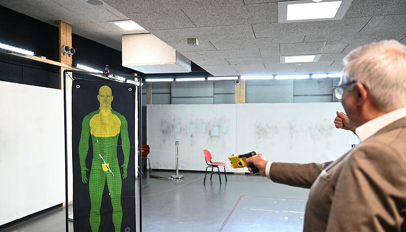 Die Gewerkschaften üben Kritik an den Taser-Plänen. Die Einführung komme zu spät und sie sei zu langsam. Die Gewerkschaften üben Kritik an den Taser-Plänen. Die Einführung komme zu spät und sie sei zu langsam.