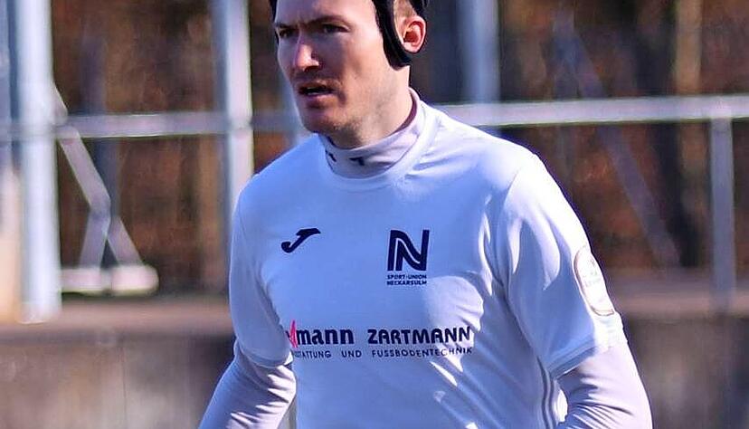 Den schwarzen Helm tr&auml;gt Neckarsulms Neuzugang Julian Grupp als Schutzma&szlig;nahme, weil er schon h&auml;ufiger Gehirnersch&uuml;tterungen erlitten hat.