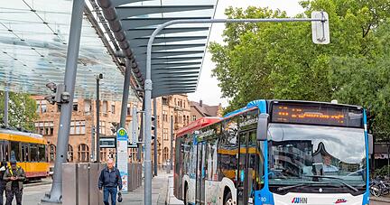 Bus am Heilbronner Hauptbahnhof: Der HNV erhöht seine Preise, den Nutzern des neuen 49-Euro-Tickets dürfte das egal sein.
Foto: Archiv/Berger Bus am Heilbronner Hauptbahnhof: Der HNV erhöht seine Preise, den Nutzern des neuen 49-Euro-Tickets dürfte das egal sein.
Foto: Archiv/Berger