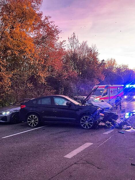 Alle drei Fahrer befinden sich laut Polizei im Krankenhaus. Der mutmaßliche Unfallverursacher ist demnach schwer verletzt.