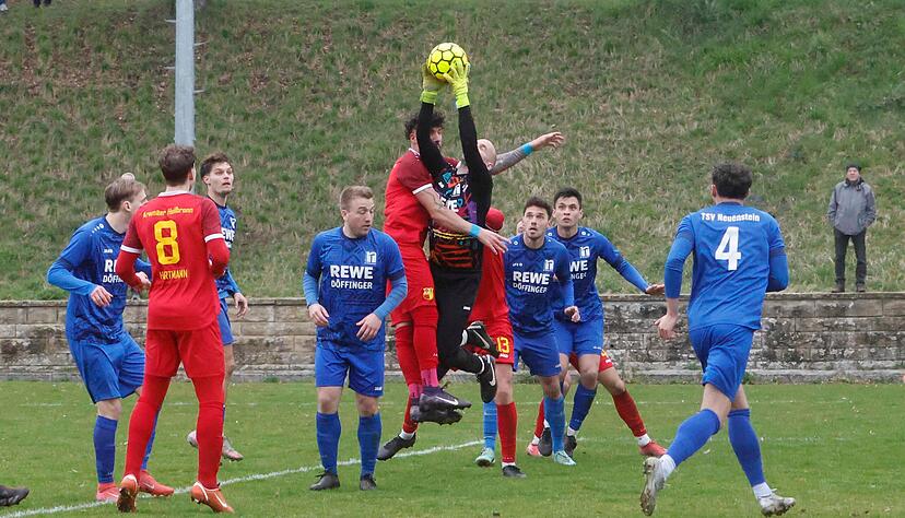 Neuensteins Torh&uuml;ter Tobias Rimner hatte gegen die Aram&auml;er Heilbronn .alle H&auml;nde voll zu tun und schnappt sich den Ball vor Lahud Abdulahad.