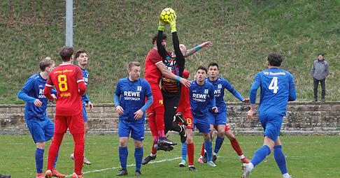 Neuensteins Torh&uuml;ter Tobias Rimner hatte gegen die Aram&auml;er Heilbronn .alle H&auml;nde voll zu tun und schnappt sich den Ball vor Lahud Abdulahad.