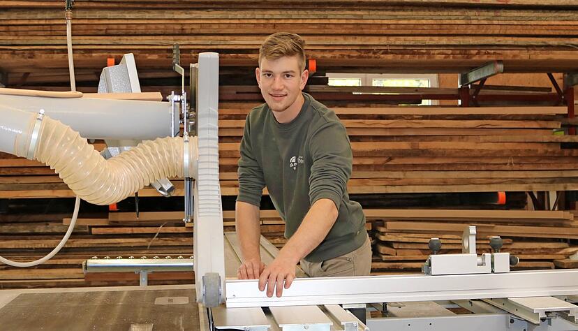 Felix Wilhelm in seinem Ausbildungsbetrieb, der Dörzbacher Schreinerei Reuter.
Foto: Tamara Ludwig Felix Wilhelm in seinem Ausbildungsbetrieb, der Dörzbacher Schreinerei Reuter.
Foto: Tamara Ludwig