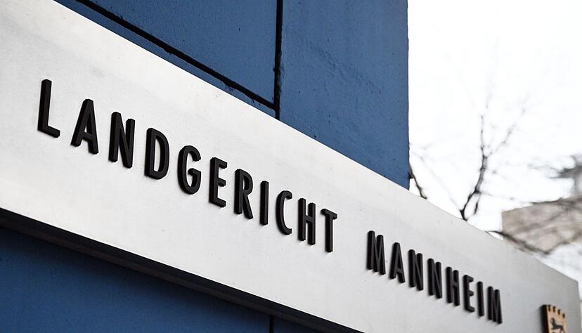 Drei junge Männer sollen mit der Terrororganisation «Islamischer Staat» (IS) sympathisiert und einen Anschlag auf «Ungläubige» verabredet haben - am Montag beginnt der Prozess gegen sie am Landgericht Mannheim (Symbolbild). Drei junge Männer sollen mit der Terrororganisation «Islamischer Staat» (IS) sympathisiert und einen Anschlag auf «Ungläubige» verabredet haben - am Montag beginnt der Prozess gegen sie am Landgericht Mannheim (Symbolbild).