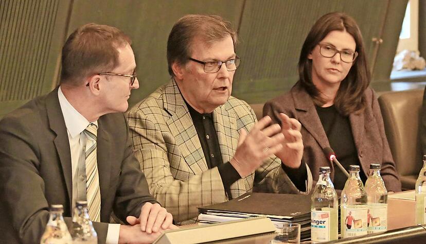 Klaus Gehrig zwischen Oberbürgermeister Joachim Scholz und Neckarsulms neuer Baubürgermeisterin Dr. Suzanne Mösel.Foto: Guido Sawatzki