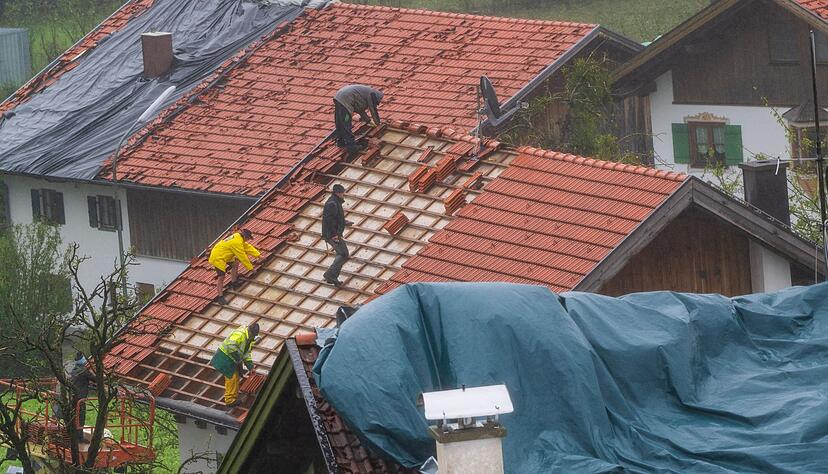 Besch&auml;digte D&auml;cher im bayrischen Bad Bayersoien.
