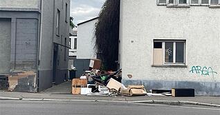 In einem Innenhof in der Heilbronner Urbanstraße türmt sich seit Tagen ein Müllberg – er ragt sogar bis auf den Gehweg hinaus.