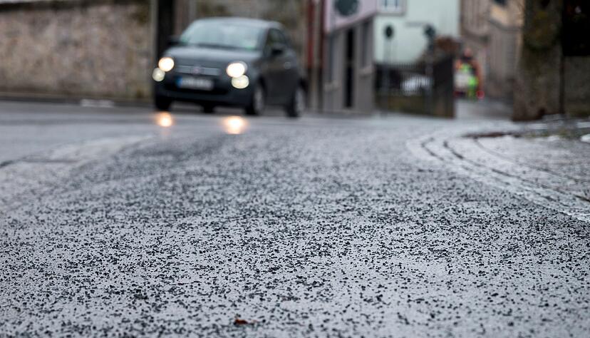 Es knirscht unter den F&uuml;&szlig;en: Nach dem Tauwetter liegt vielerorts noch Streugut auf den Gehwegen.