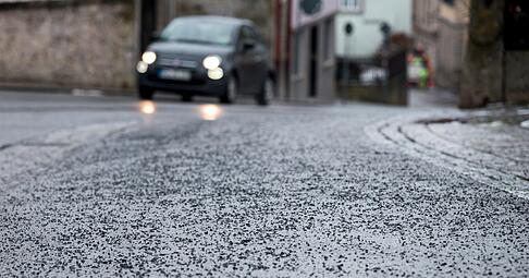 Es knirscht unter den F&uuml;&szlig;en: Nach dem Tauwetter liegt vielerorts noch Streugut auf den Gehwegen.