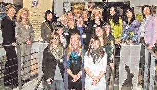 Elf Teilnehmerinnen, die Vorsitzende Natalie Scheerle-Walz (links) , B&uuml;rgermeisterin Margarete Krug (Zweite v. links) und Mitglieder des Clubs.Foto: Carina Wolpert