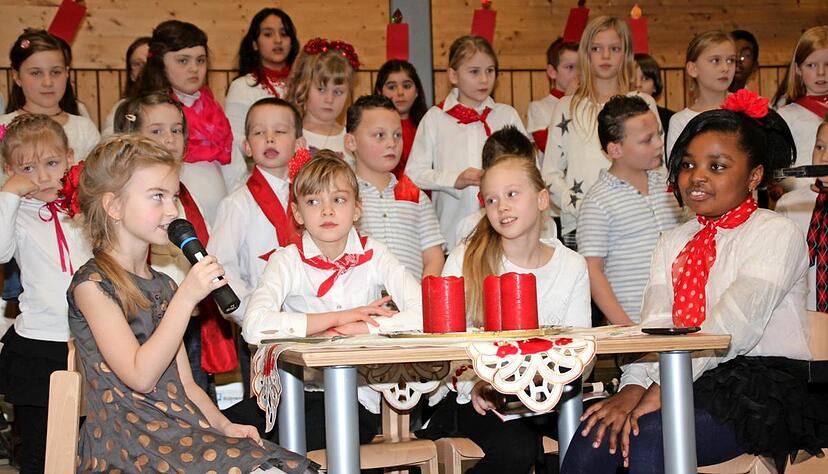 Mit ihrem Mini-Musical vom &quot;Kleinen Licht&quot; steuerte der Kinderchor des Liederkranzes einen optimistischen Aspekt zum Adventskonzert bei.Foto: Ute Plückthun