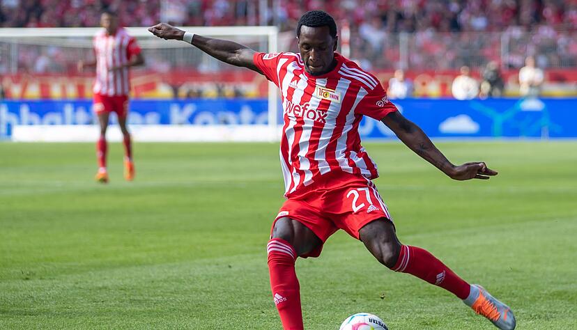 Unions Sheraldo Becker spielt den Ball. Unions Sheraldo Becker spielt den Ball.