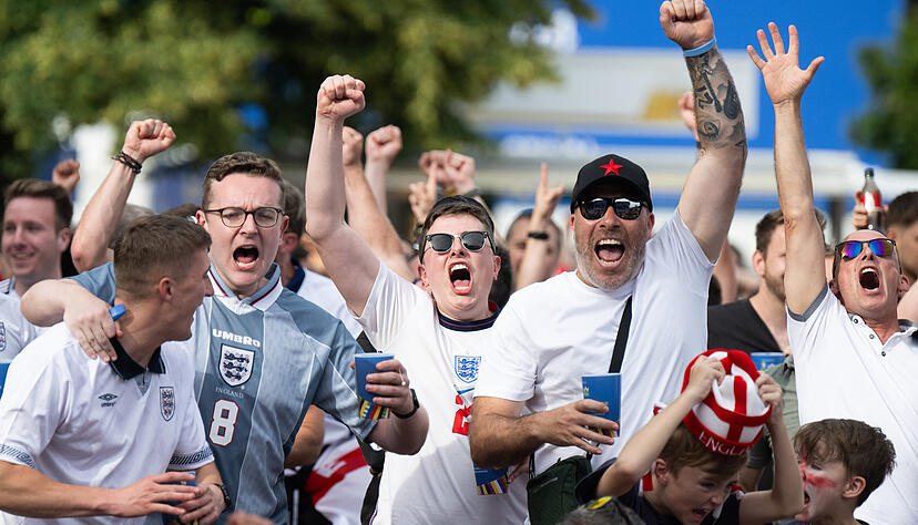 England-Fans sorgen bei der EM 2024 immer wieder für lustige Videos im Netz. England-Fans sorgen bei der EM 2024 immer wieder für lustige Videos im Netz.
