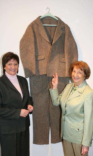Ruth Reinwald (re), Vorsitzende der Ernst-Vogelmann-Stiftung, übergibt im Deutschhof die 300 Werke umfassende Sammlung von Druckgrafiken und Objekten von Joseph Beuys. Hier zeigt sie im März 2007 gemeinsam mit Barbara Flossdorf-Winkel den berühmten Filzanzug.