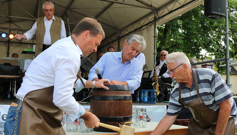 Zunächst scherbenreich, dann doch erfolgreich: Bürgermeister Timo Frey, Michael Lehner und Günter Kraus beim Fassanstich.
Foto: Ute Plückthun Zunächst scherbenreich, dann doch erfolgreich: Bürgermeister Timo Frey, Michael Lehner und Günter Kraus beim Fassanstich.
Foto: Ute Plückthun