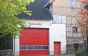 Das Garagentor ist neu, der Rest eher weniger: Der Experte empfiehlt der Gemeinde, die Hohebacher Kameraden in einem anderen Bestandsgeb&auml;ude unterzubringen.