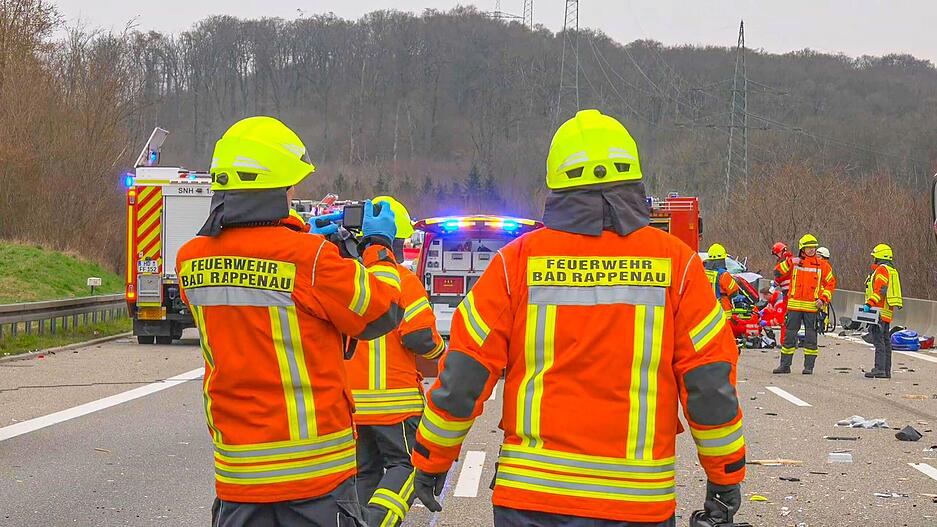 Der genaue Hergang war am Nachmittag noch unklar. Laut Polizei soll ein Geisterfahrer den Unfall auf der A6 bei Sinsheim versursacht haben.
