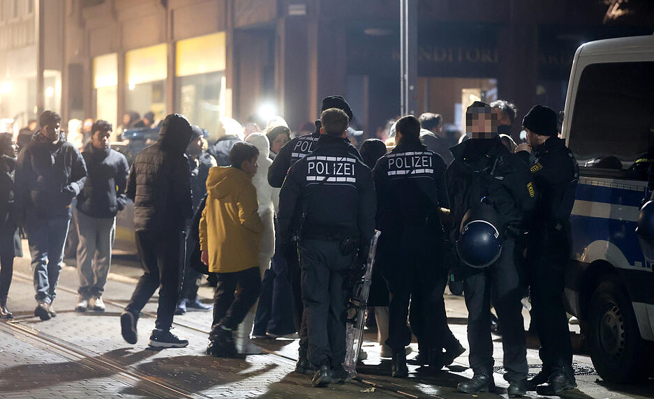 Die Polizei war mit zahlreichen Einsatzkräften vor Ort. Die Polizei war mit zahlreichen Einsatzkräften vor Ort.