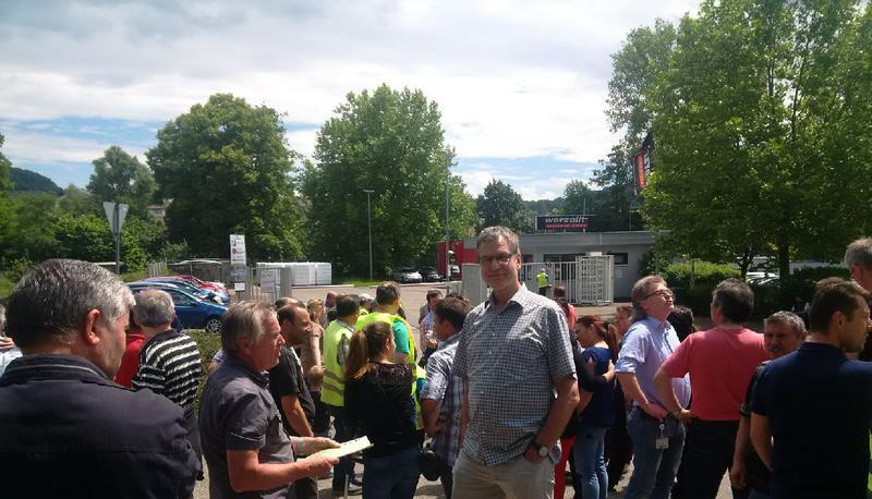 Anfang vergangener Woche protestierten zahlreiche Mitarbeiter und deren Angehörige vor dem Werk gegen das Vorgehen von Firmenchef Jochen Werz.
Foto: privat