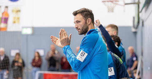 Oliver He&szlig; bleibt auch in der Saison 2026/27 Trainer beim Handball-Drittligisten TSB Horkheim.