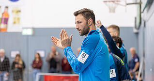Oliver Heß bleibt auch in der Saison 2026/27 Trainer beim Handball-Drittligisten TSB Horkheim.