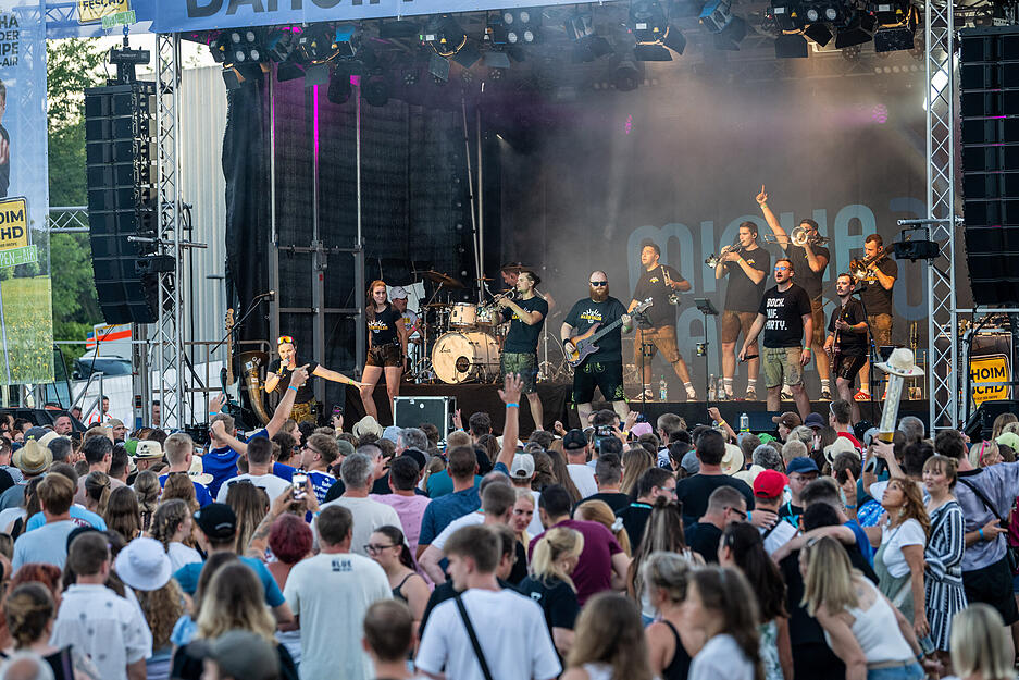 Rund 2500 Besucher feiern am Samstag das Dahoim Feschd in Brackenheim.