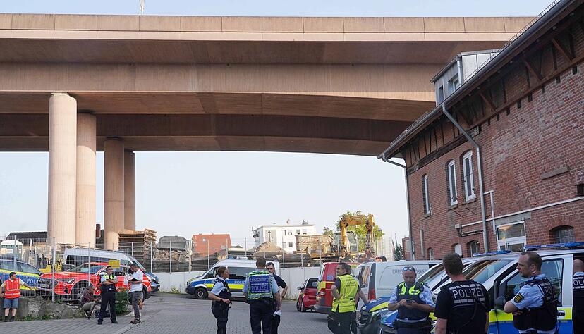 Einsatzkr&auml;fte von Polizei und Feuerwehr begleiten die Entsch&auml;rfung der Fliegerbombe.